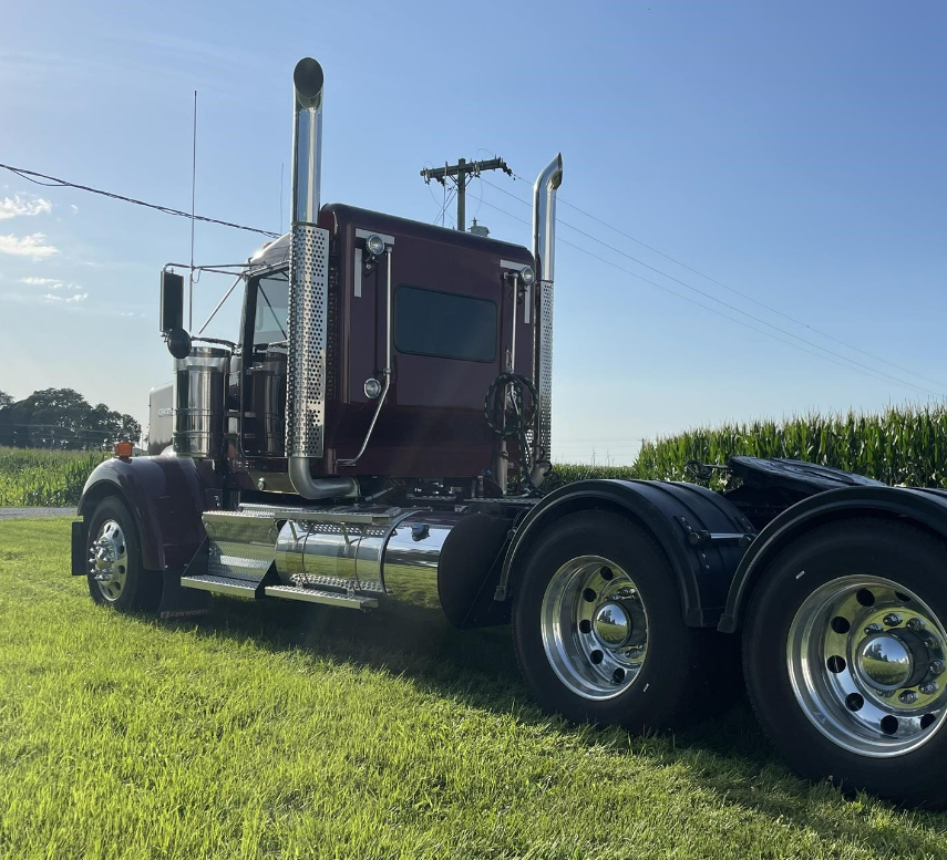 Tractor Zoom - 2023 Kenworth W900