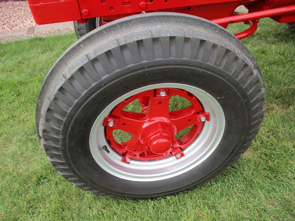 Tractor Zoom - International Harvester W-400