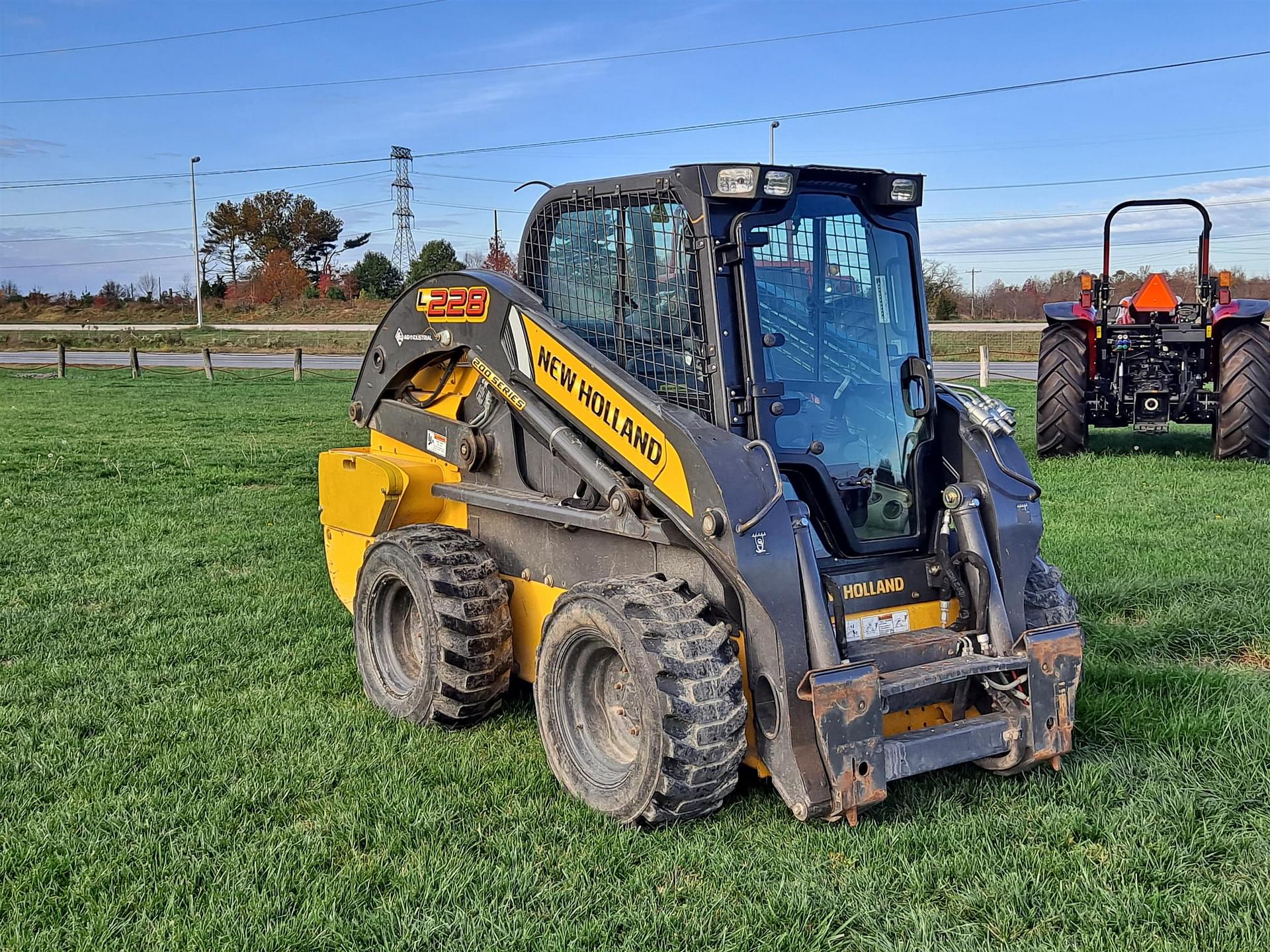 Tractor Zoom 2017 New Holland L228