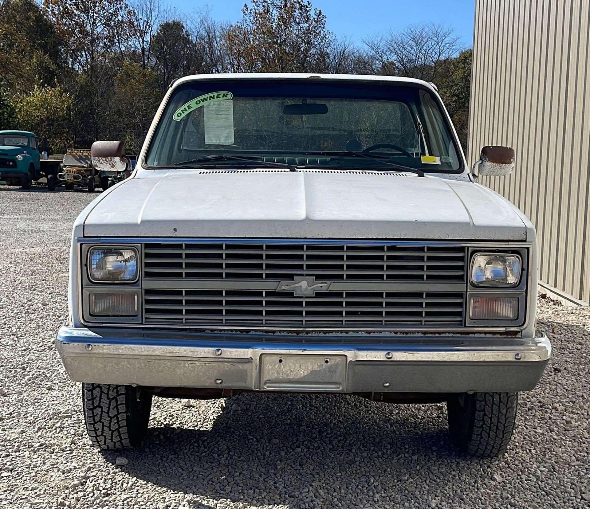 Tractor Zoom - 1984 Chevrolet Custom Deluxe 20