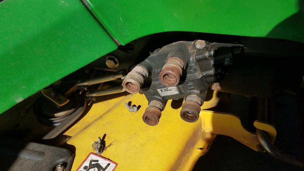 Tractor Zoom John Deere X585