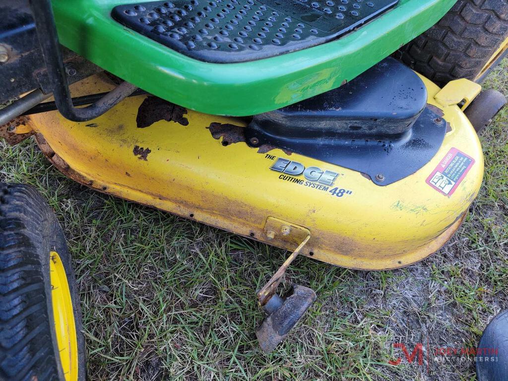 Tractor Zoom John Deere L120