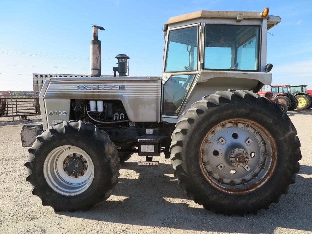 Tractor Zoom White 2135