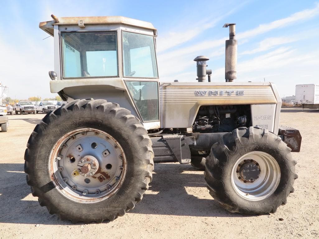 Tractor Zoom White 2135