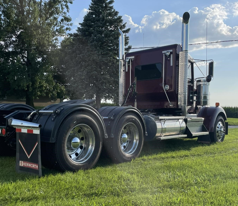 Tractor Zoom - 2023 Kenworth W900