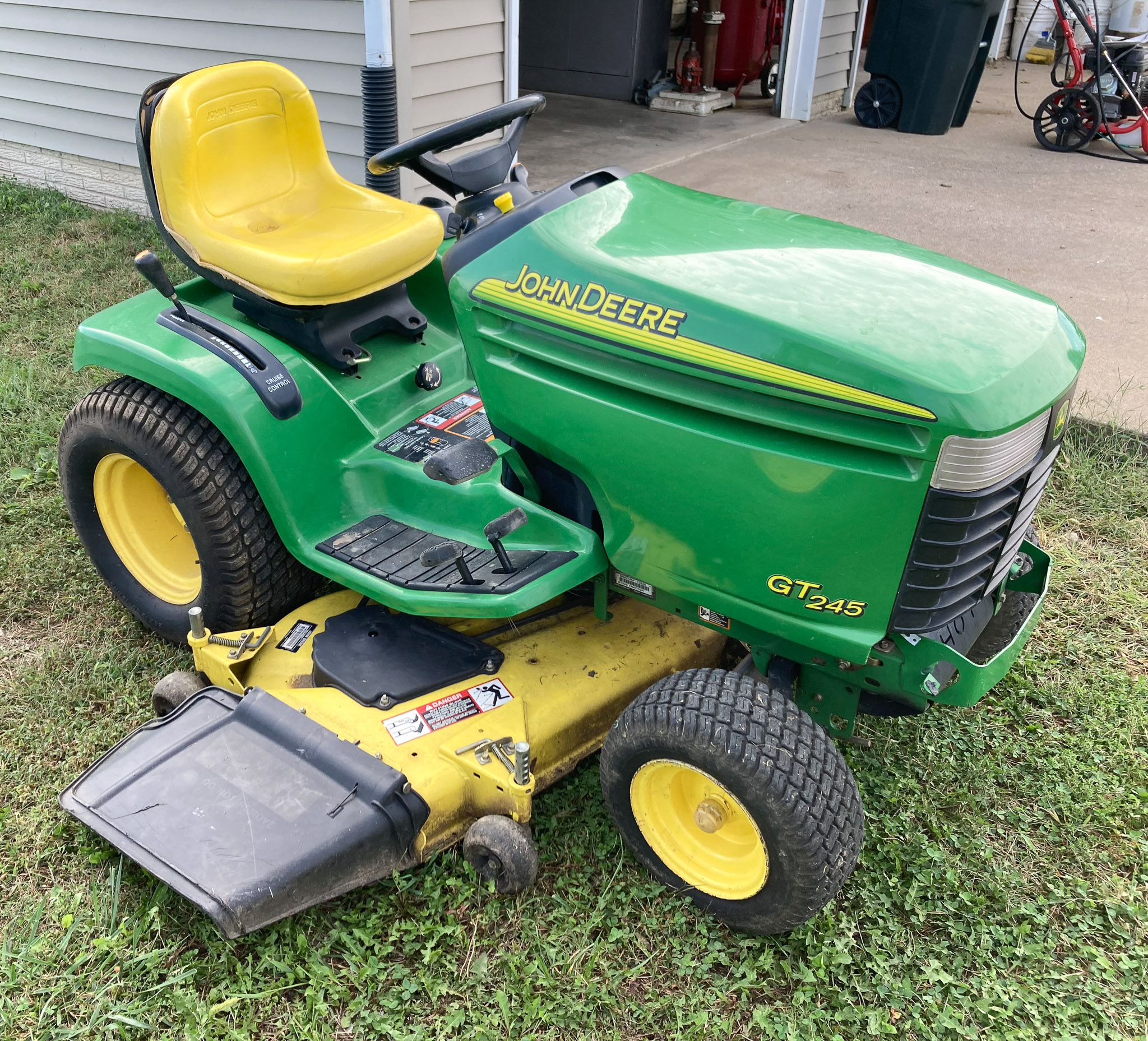 Tractor Zoom - John Deere GT245