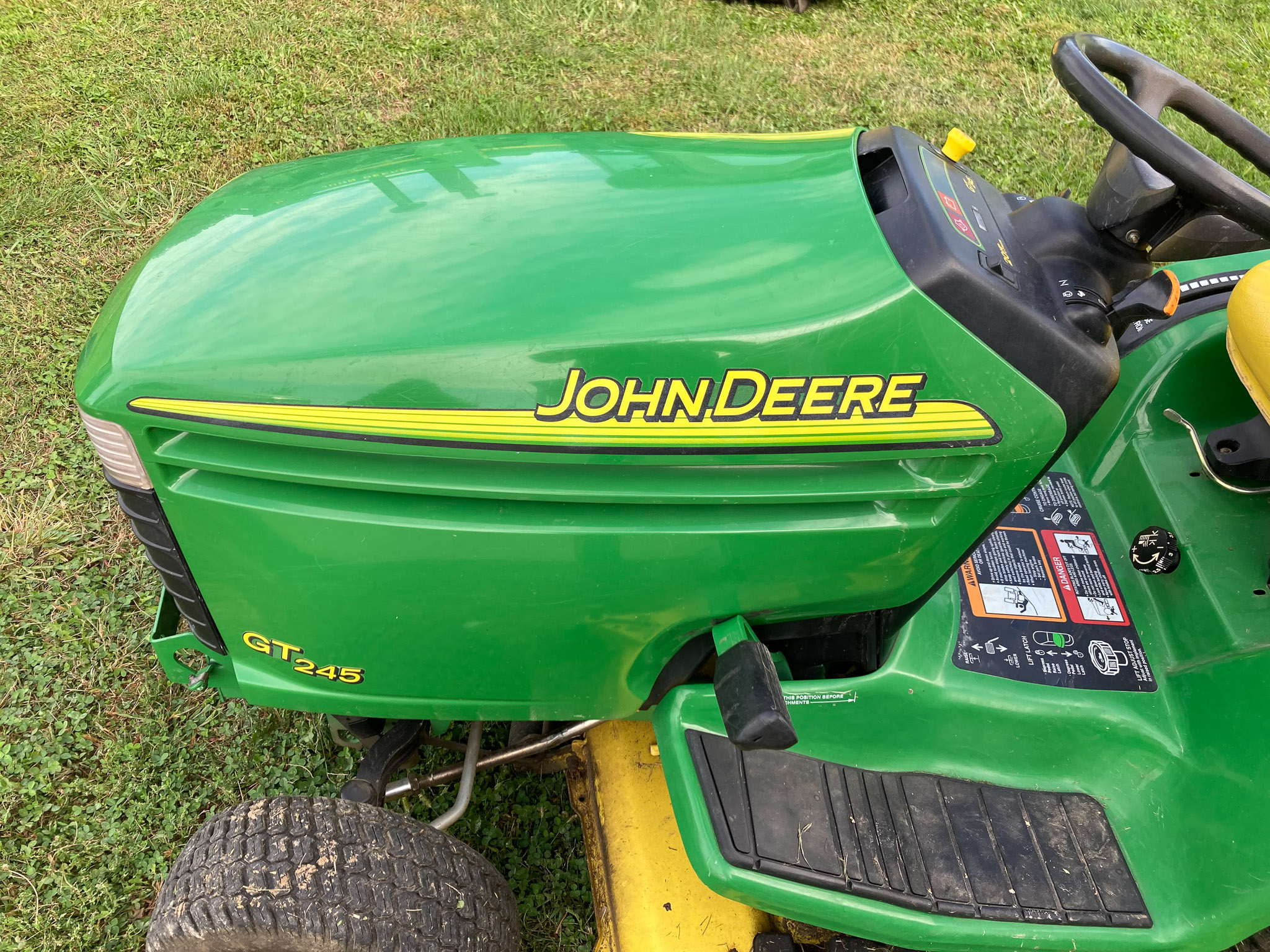 Tractor Zoom John Deere GT245