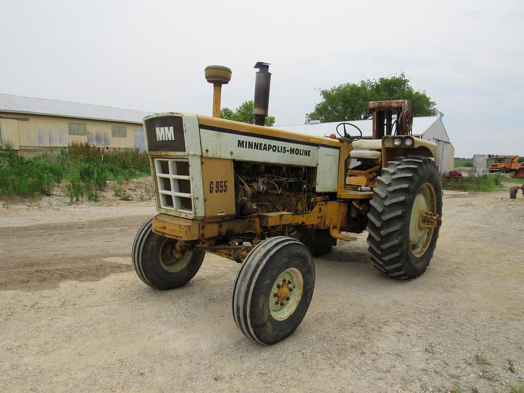 Tractor Zoom - Minneapolis-Moline G955