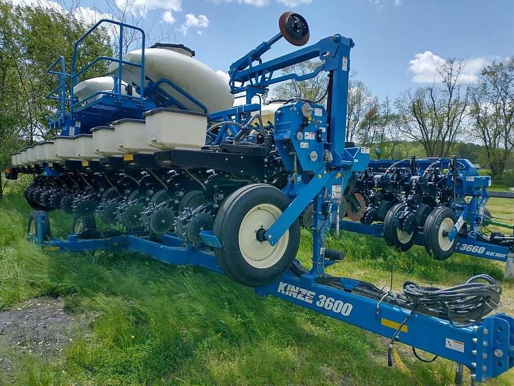 2019 Kinze 3600 Equipment Image0