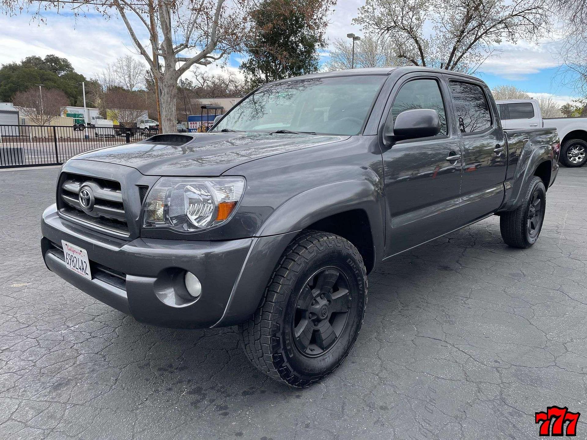 Tractor Zoom - Toyota Tacoma