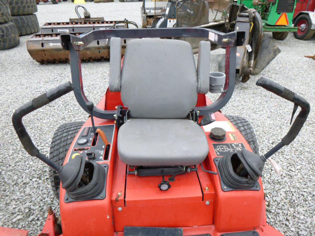 Tractor Zoom - Massey Ferguson ZT33