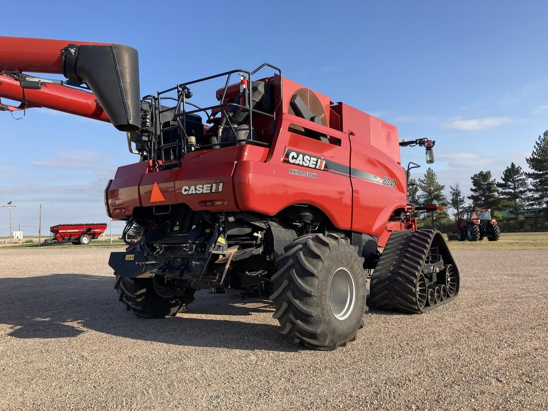 Tractor Zoom - 2017 Case IH 8240