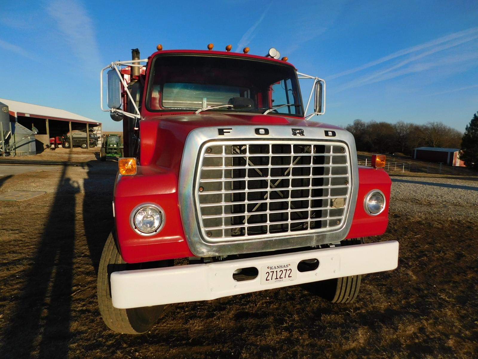 Tractor Zoom - 1974 Ford LN8000