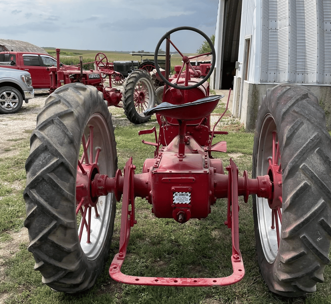 Tractor Zoom Farmall F14
