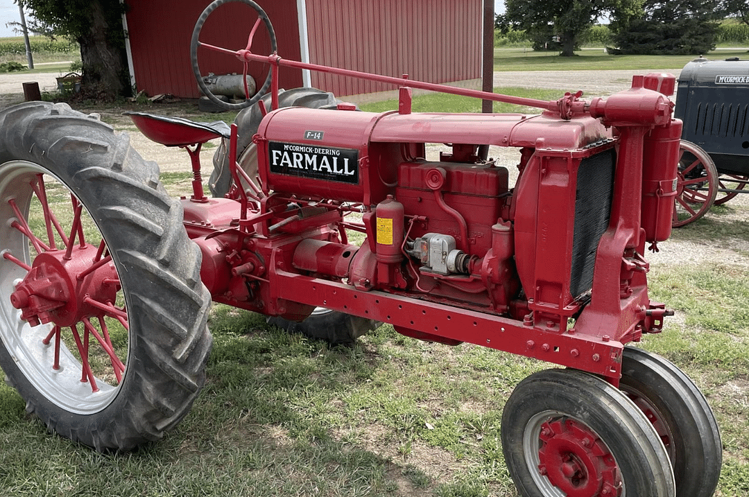 Tractor Zoom - Farmall F-14