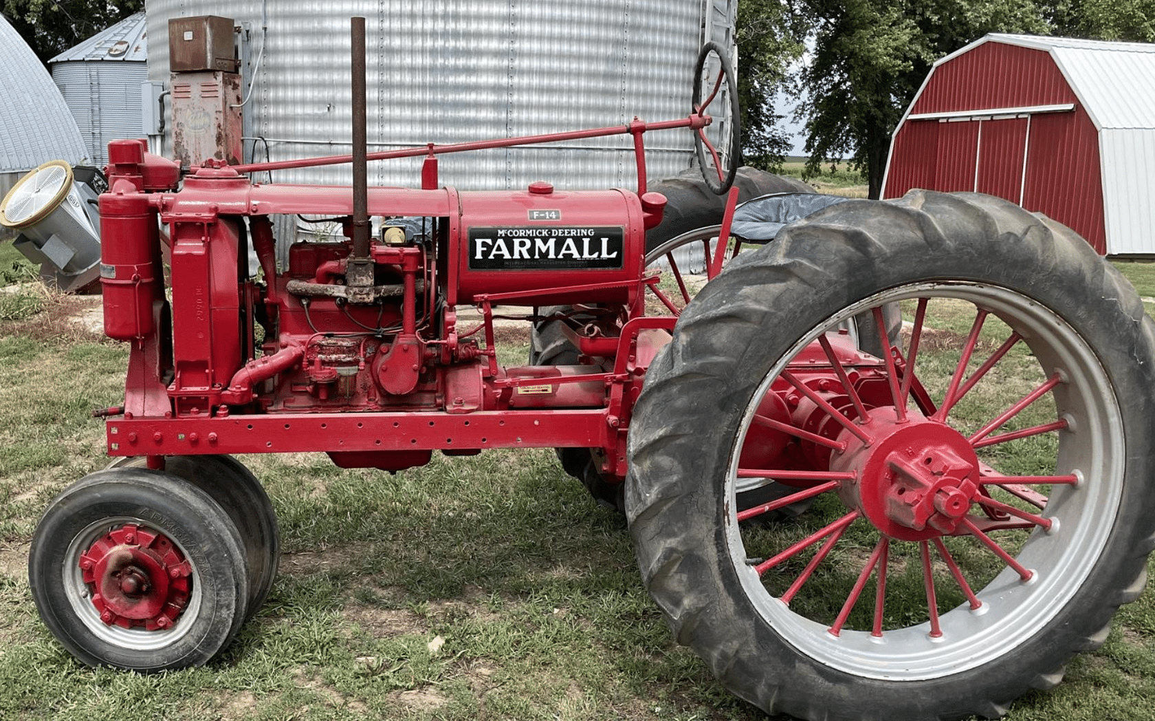 Tractor Zoom Farmall F14