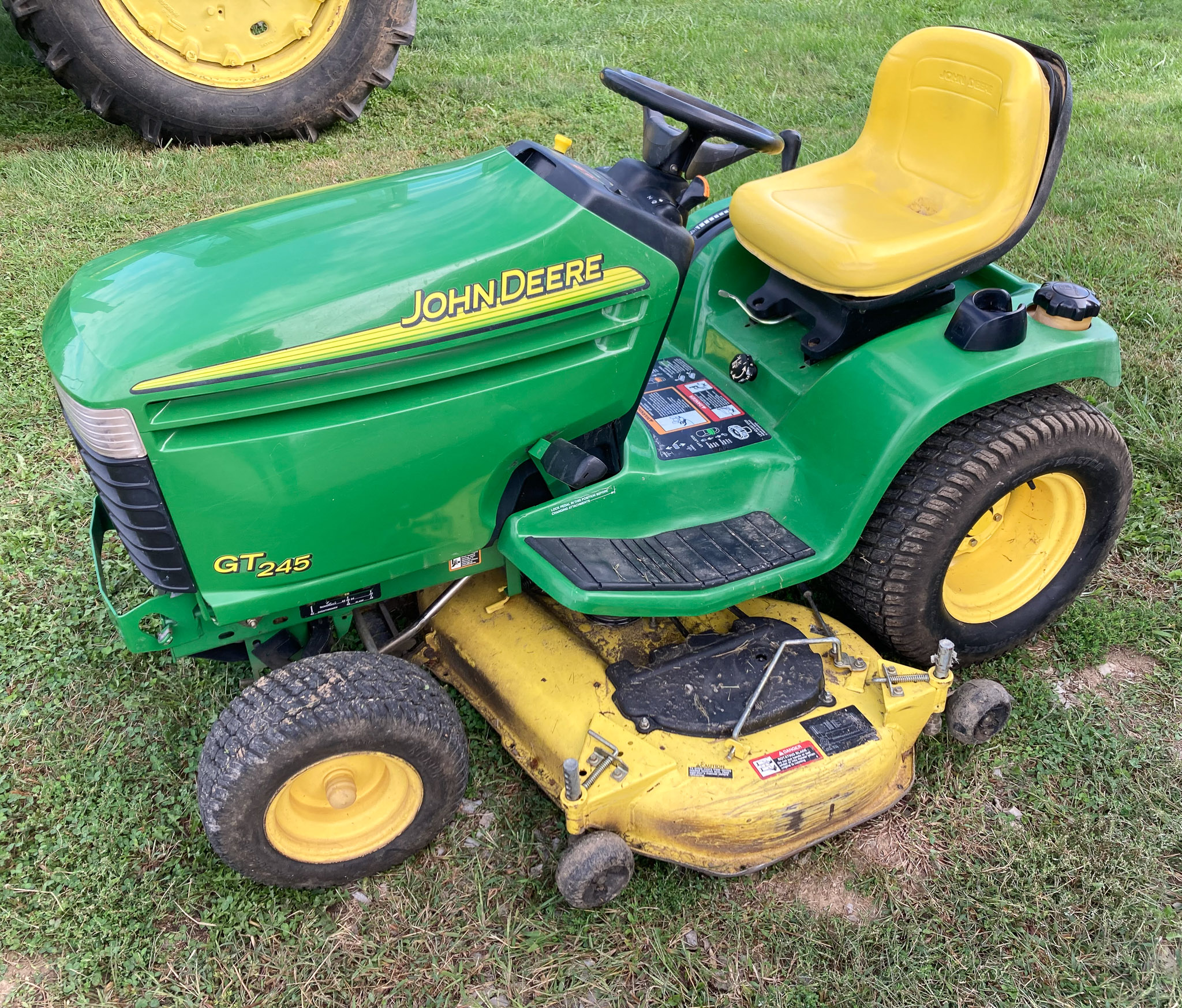 Tractor Zoom John Deere GT245