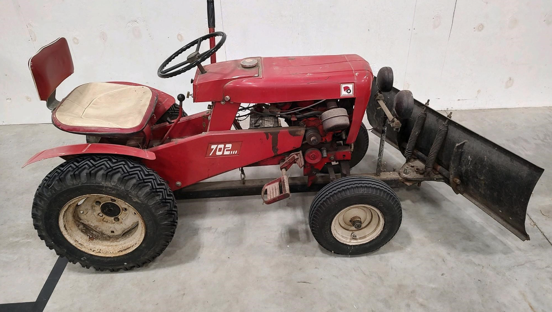 Tractor Zoom - 1962 Wheel Horse 702