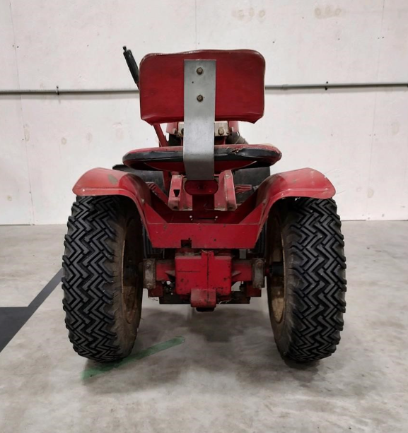 Tractor Zoom - 1962 Wheel Horse 702